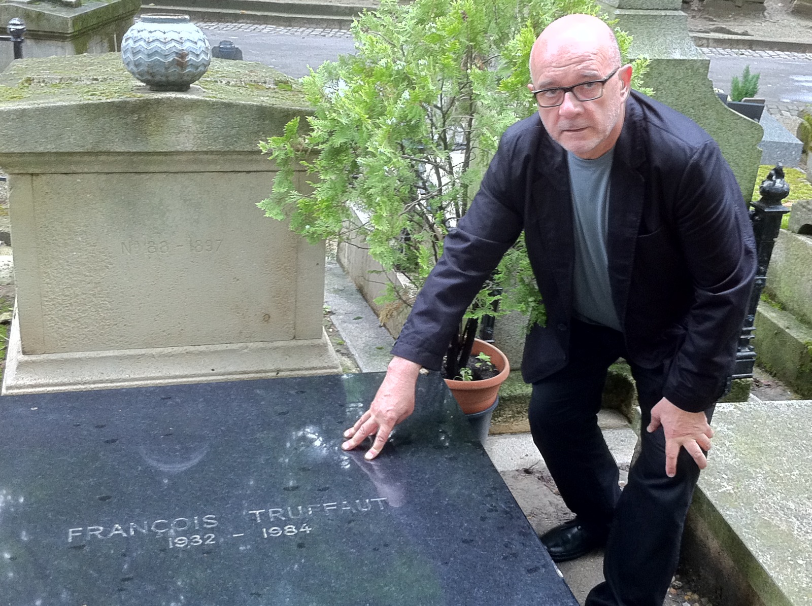 Ampliar: Miguel Anxo Fernández na tumba de Truffeaut 2022